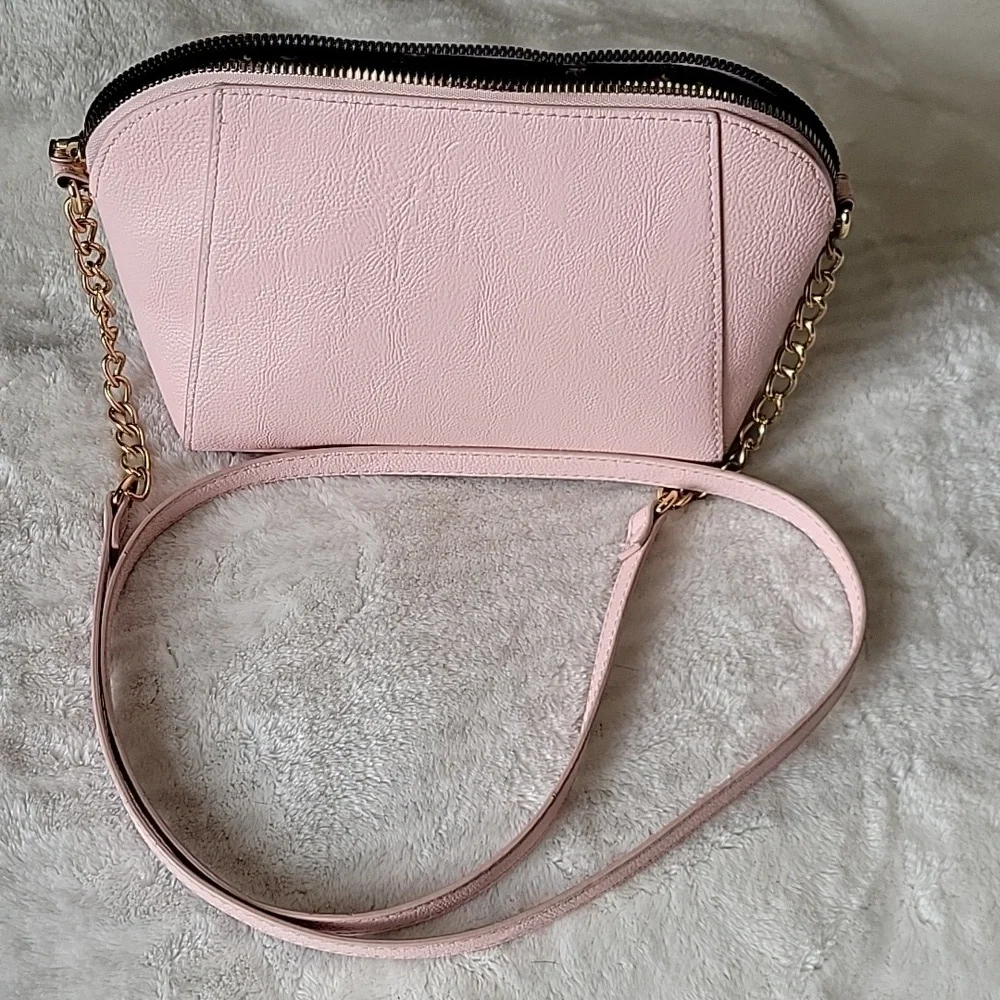 🩷🩷Betsey Johnson Pink Crossbody Bag with Gold Chain🩷🩷 - Picture 7 of 7